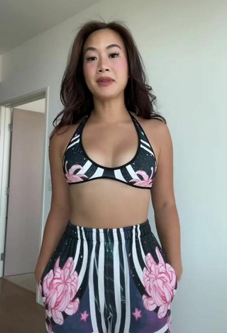 5. Sexy Melissa Ong Shows Cleavage in Sport Bra