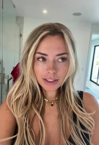 2. Sexy Corinna Kopf Shows Cleavage in Red Crop Top