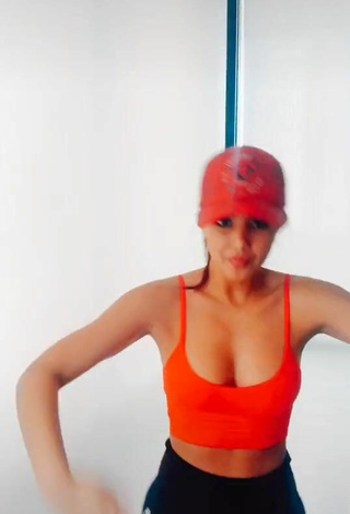 Hottest Dayanara Peralta Shows Cleavage in Red Crop Top