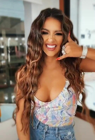 4. Sexy Dayanara Peralta Shows Cleavage in Top