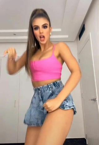 4. Sexy Dayanara Peralta Shows Cleavage in Pink Crop Top