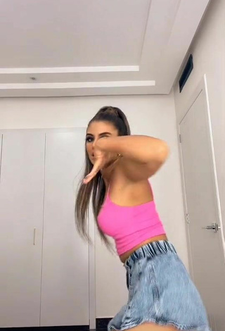 5. Sexy Dayanara Peralta Shows Cleavage in Pink Crop Top
