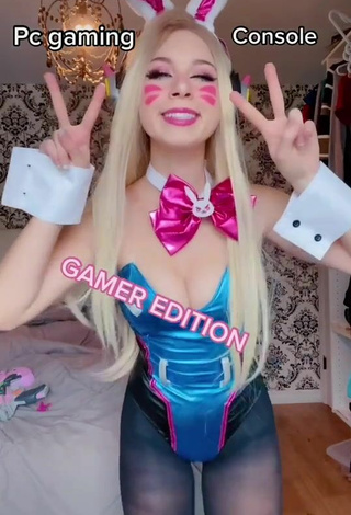Alluring dessyyc Shows Cosplay